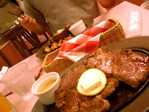 夕食は３００グラムのステーキだけど、ダイエー系列のスーパーだから、それなり。