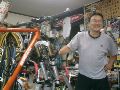 どうーしても気になった自転車店に入る。思った通りの良い店で、十年来探していた部品が手に入る。