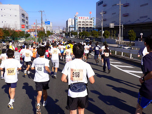 スタートの激混みで、１キロを６分40秒かかる。