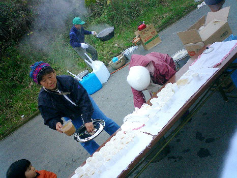 暖かいカフェオレが振舞われた。感謝感激〜。