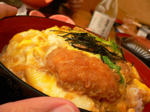 カツ丼が見つからないので、フグカツ丼で我慢。