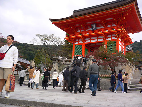 ここから清水寺が始まる。