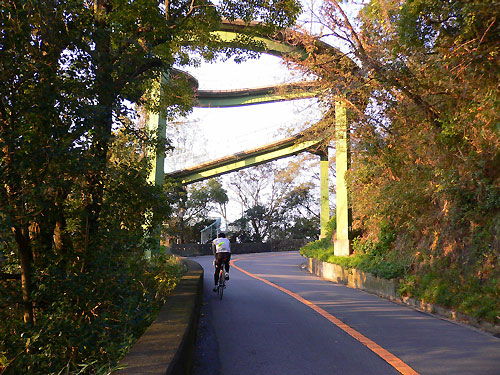 ドラマに良く出てくるループの歩道橋だった。