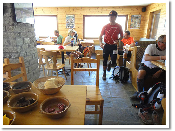 綺麗な山小屋だが食事は同じだった